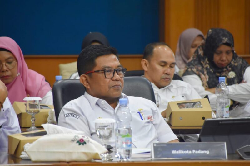 Penjabat (Pj) Sekda Padang Yosefriawan saat menghadiri HLM TPID Sumbar Triwulan III-2024 di Kantor Perwakilan Bank Indonesia Sumbar, Rabu (31/7/2024). (Foto: Prokopim Padang)