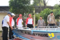 Pj Wali Kota Padang Andree Algamar menerima bantuan kapal dari BWSS V Padang. (Foto: Prokopim Padang)