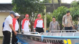 Pj Wali Kota Padang Andree Algamar menerima bantuan kapal dari BWSS V Padang. (Foto: Prokopim Padang)