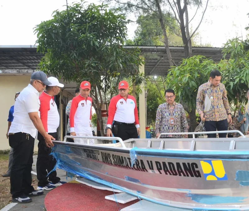 Pj Wali Kota Padang Andree Algamar menerima bantuan kapal dari BWSS V Padang. (Foto: Prokopim Padang)