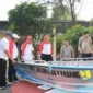Pj Wali Kota Padang Andree Algamar menerima bantuan kapal dari BWSS V Padang. (Foto: Prokopim Padang)