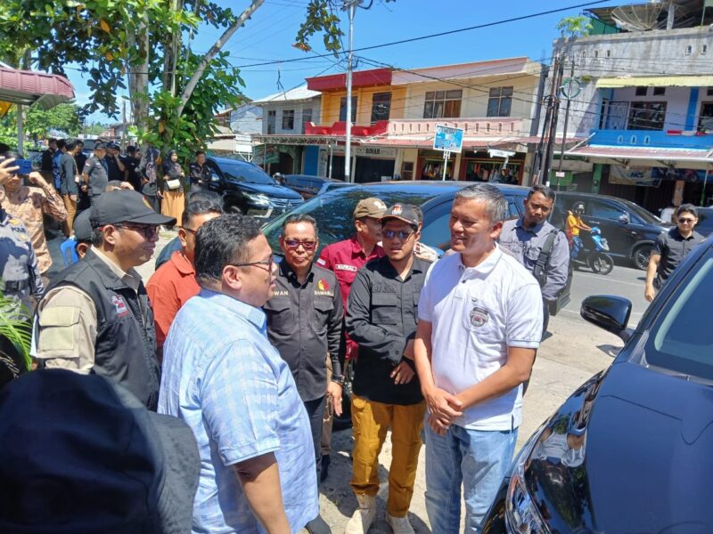 Ketua Bawaslu RI, Rahmat Bagja bersama Pj Wali Kota Pariaman, Roberia meninjau PSU calon anggota DPD RI Dapil Sumbar di Kota Pariaman, Sabtu (13/7/2024). (Foto: Diskominfo Kota Pariaman)