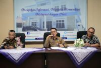 Kepala Biro Kesra Setdaprov Sumbar Al Amin (tengah) memberikan keterangan pers terkait pergantian nama Masjid Raya Sumatera Barat. (Foto: Pemprov Sumbar)
