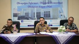 Kepala Biro Kesra Setdaprov Sumbar Al Amin (tengah) memberikan keterangan pers terkait pergantian nama Masjid Raya Sumatera Barat. (Foto: Pemprov Sumbar)