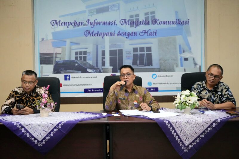 Kepala Biro Kesra Setdaprov Sumbar Al Amin (tengah) memberikan keterangan pers terkait pergantian nama Masjid Raya Sumatera Barat. (Foto: Pemprov Sumbar)
