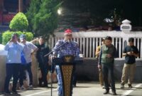 Pj Wali Kota Padang Andree Algamar melepas peserta napak tilas di Gedung Balai Kota lama, Kamis malam (18/7/2024). (Foto: Diskominfo Padang) 