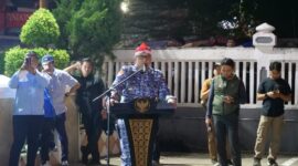 Pj Wali Kota Padang Andree Algamar melepas peserta napak tilas di Gedung Balai Kota lama, Kamis malam (18/7/2024). (Foto: Diskominfo Padang) 