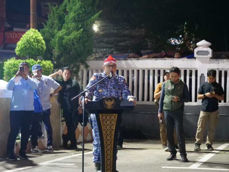 Pj Wali Kota Padang Andree Algamar melepas peserta napak tilas di Gedung Balai Kota lama, Kamis malam (18/7/2024). (Foto: Diskominfo Padang) 