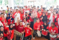 Pj Wali Kota Padang, Andree Algamar melepas para atlet SOIna Kota Padang di Rumah Dinas Wali Kota, Rabu (31/7/2024). (Foto: Prokopim Padang)