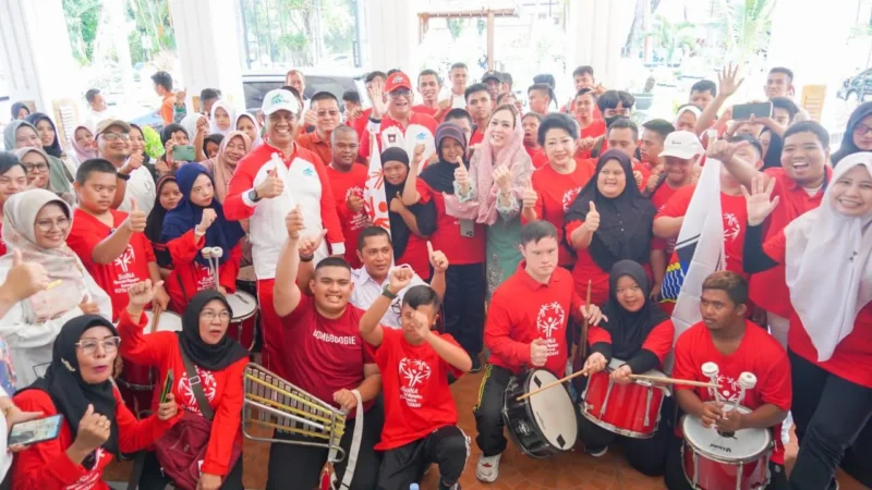 Pj Wali Kota Padang, Andree Algamar melepas para atlet SOIna Kota Padang di Rumah Dinas Wali Kota, Rabu (31/7/2024). (Foto: Prokopim Padang)