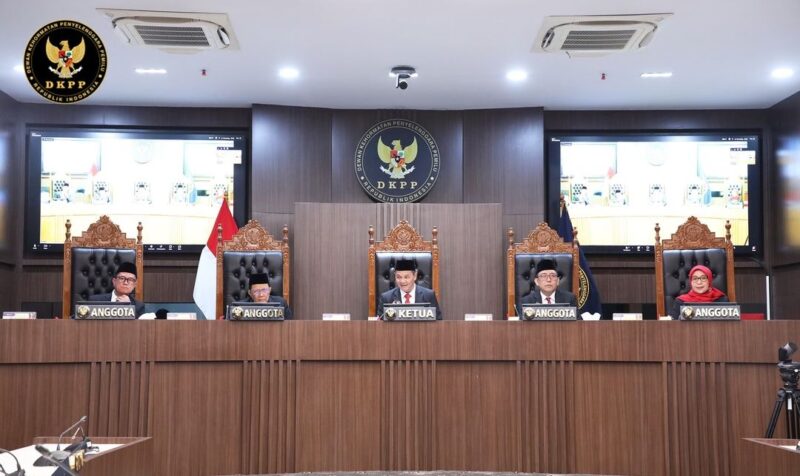 Sidang pembacaan putusan dugaan pelanggaran Kode Etik Penyelenggara Pemilu (KEPP), teradu Ketua KPU RI di ruang sidang DKPP, Jakarta, Rabu (3/7/2024). (Foto: IG dkpp_ri)
