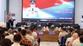 Pj Wako Padang Andree Algamar memberikan arahan saat Sosialisasi Netralitas ASN di Gedung Youth Center Padang, Kamis, (4/7/2024). (Foto: Prokopim Padang)