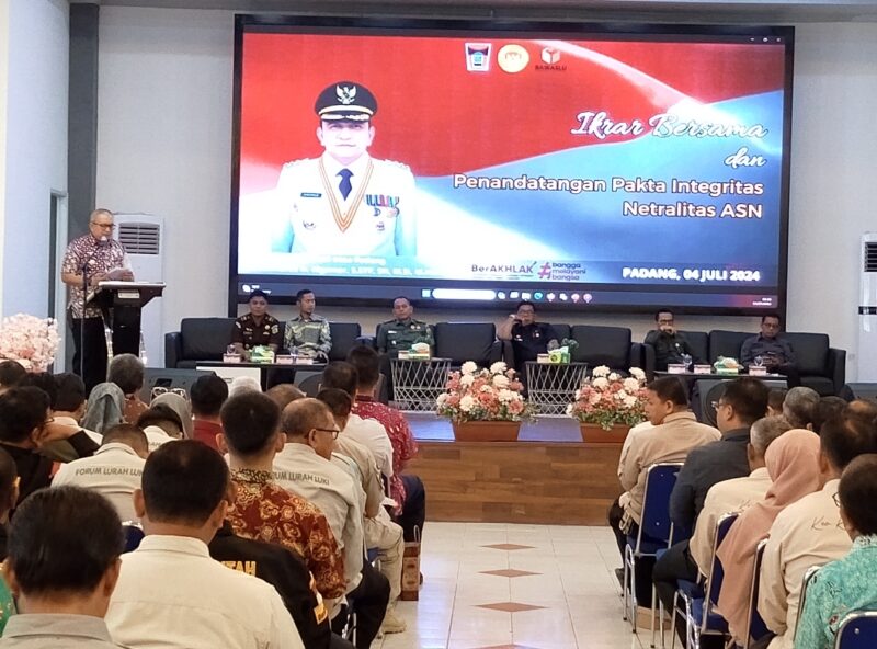 Pj Wako Padang Andree Algamar memberikan arahan saat Sosialisasi Netralitas ASN di Gedung Youth Center Padang, Kamis, (4/7/2024). (Foto: Prokopim Padang)