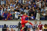 Kiper Timnas Argentina Emiliano Martinez menjadi pahlawan setelah menepis dua tendangan pemain Ekuador saat adu penalti di Copa America 2024. (Foto: afaseleccion)