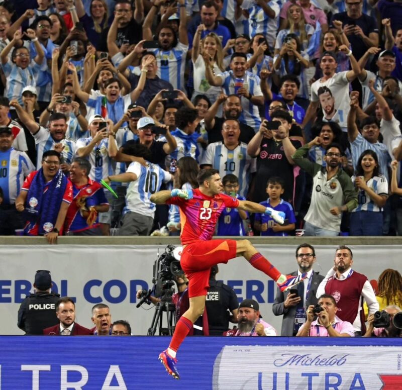 Kiper Timnas Argentina Emiliano Martinez menjadi pahlawan setelah menepis dua tendangan pemain Ekuador saat adu penalti di Copa America 2024. (Foto: afaseleccion)
