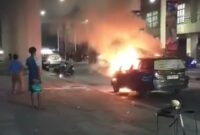 Api berkobar dari sebuah mobil di kawasan Pantai Padang tepatnya di sebelah Kantor Dinas Kebudayaan Sumbar. (Foto: Ist)