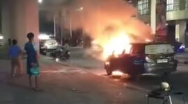 Api berkobar dari sebuah mobil di kawasan Pantai Padang tepatnya di sebelah Kantor Dinas Kebudayaan Sumbar. (Foto: Ist)