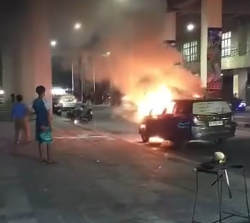 Api berkobar dari sebuah mobil di kawasan Pantai Padang tepatnya di sebelah Kantor Dinas Kebudayaan Sumbar. (Foto: Ist)