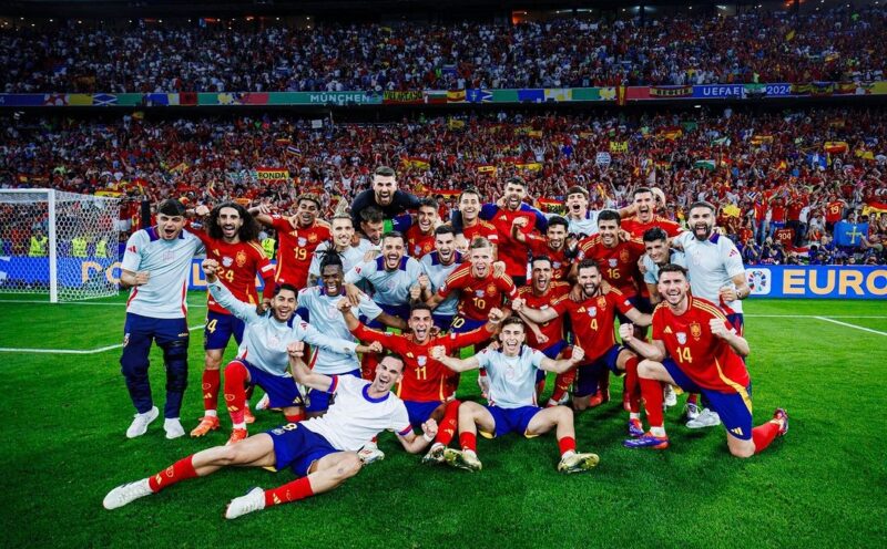 Para pemain Spanyol berpose merayakan keberhasilan mereka mencapai final Euro 2024. (Foto: IG sefutbol)