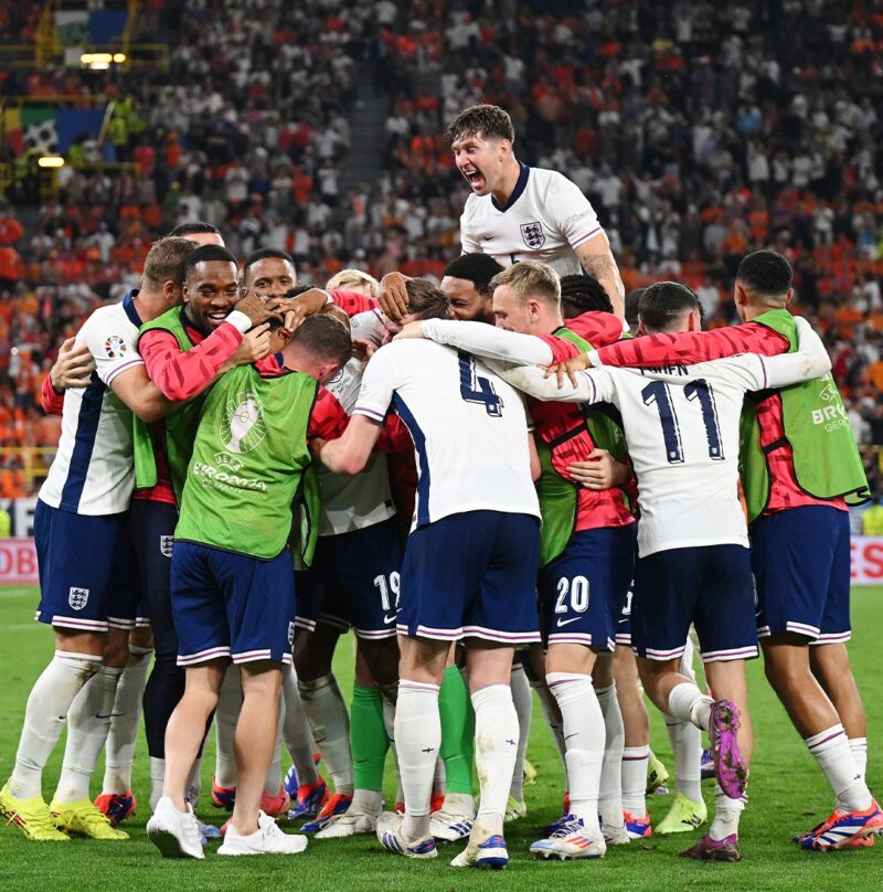 Para pemain Inggris merayakan gol yang dicetak Ollie Watkins pada pertandingan semifinal Piala Eropa 2024 melawan Belanda di Stadion BvB, Dortmund, Rabu (10/7/2024). (Foto: IG euro2024)