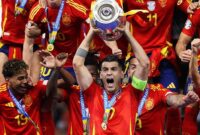 Alvaro Morata bersama rekan satu timnya merayakan juara Euro 2024 di Berlin, Senin (15/7/2024) dini hari. (Foto: euro2024)