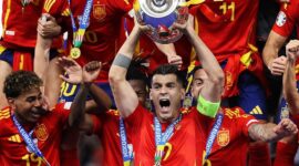Alvaro Morata bersama rekan satu timnya merayakan juara Euro 2024 di Berlin, Senin (15/7/2024) dini hari. (Foto: euro2024)