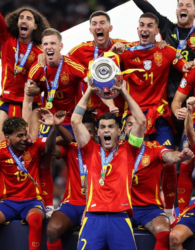 Alvaro Morata bersama rekan satu timnya merayakan juara Euro 2024 di Berlin, Senin (15/7/2024) dini hari. (Foto: euro2024)