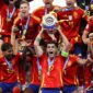 Alvaro Morata bersama rekan satu timnya merayakan juara Euro 2024 di Berlin, Senin (15/7/2024) dini hari. (Foto: euro2024)