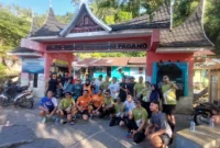 Puluhan peserta Napak Tilas Siti Nurbaya berfoto di depan gerbang objek wisata Gunung Padang.
