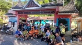 Puluhan peserta Napak Tilas Siti Nurbaya berfoto di depan gerbang objek wisata Gunung Padang.