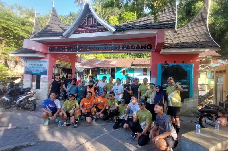 Puluhan peserta Napak Tilas Siti Nurbaya berfoto di depan gerbang objek wisata Gunung Padang.