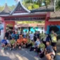 Puluhan peserta Napak Tilas Siti Nurbaya berfoto di depan gerbang objek wisata Gunung Padang.