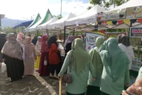 Para pengunjung memadati stand bazar UMKM di di Lapangan Tugu Apeksi, Balai Kota Aie Pacah Padang.