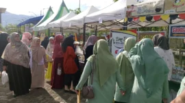 Para pengunjung memadati stand bazar UMKM di di Lapangan Tugu Apeksi, Balai Kota Aie Pacah Padang.