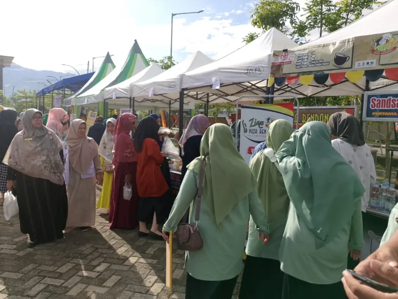 Para pengunjung memadati stand bazar UMKM di di Lapangan Tugu Apeksi, Balai Kota Aie Pacah Padang.