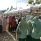 Para pengunjung memadati stand bazar UMKM di di Lapangan Tugu Apeksi, Balai Kota Aie Pacah Padang.