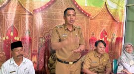 Camat Lubeg Andi Amir membekali catin di KUA Kecamatan Lubuk Begalung, Selasa (2/7/2024). 