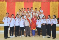 Pj Wali Kota Padang Andree Algamar didampingi Bunda GenRe Padang Ny. Vanny Andree Algamar bersama Duta GenRe Padang 2024. (Foto: Prokopim Padang)