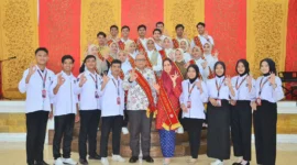 Pj Wali Kota Padang Andree Algamar didampingi Bunda GenRe Padang Ny. Vanny Andree Algamar bersama Duta GenRe Padang 2024. (Foto: Prokopim Padang)
