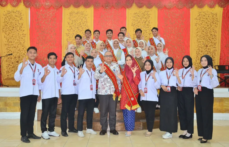 Pj Wali Kota Padang Andree Algamar didampingi Bunda GenRe Padang Ny. Vanny Andree Algamar bersama Duta GenRe Padang 2024. (Foto: Prokopim Padang)