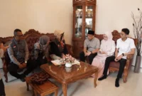 Pj Wali Kota Padang Panjang, Sonny Budaya Putra mengikuti coklit daftar pemilih untuk Pilkada serentak tahun 2024. (Foto: Diskominfo Padang Panjang)