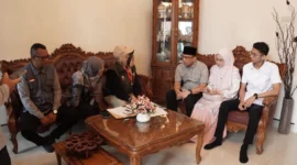 Pj Wali Kota Padang Panjang, Sonny Budaya Putra mengikuti coklit daftar pemilih untuk Pilkada serentak tahun 2024. (Foto: Diskominfo Padang Panjang)