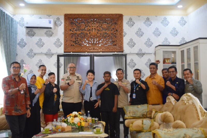 Pj Wali Kota Padang Andree Algamar menerima kedatangan Pengurus SOIna Kota Padang di kediaman Wali Kota Padang, Kamis (18/7/2024). (Foto: Prokopim Padang)