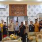 Pj Wali Kota Padang Andree Algamar menerima kedatangan Pengurus SOIna Kota Padang di kediaman Wali Kota Padang, Kamis (18/7/2024). (Foto: Prokopim Padang)