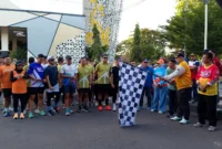Pj Wali Kota Padang Andree Algamar melepas peserta Padang Trail Running di halaman Gedung Youth Center, Sabtu (27/7/2024) pagi. 