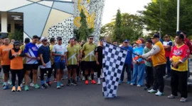 Pj Wali Kota Padang Andree Algamar melepas peserta Padang Trail Running di halaman Gedung Youth Center, Sabtu (27/7/2024) pagi. 