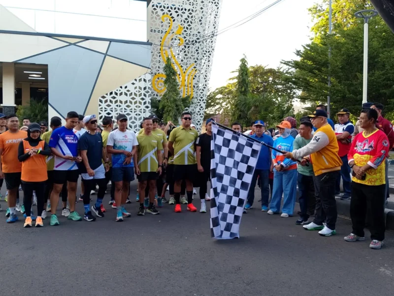Pj Wali Kota Padang Andree Algamar melepas peserta Padang Trail Running di halaman Gedung Youth Center, Sabtu (27/7/2024) pagi. 