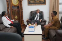 Pj Wali Kota Padang Andree Algamar menerima kunjungan Kepala OJK Sumbar Roni Nazra di ruang kerjanya, Kantor Balaikota lama, Senin (1/7/2024). (Foto: Prokopim Padang)
