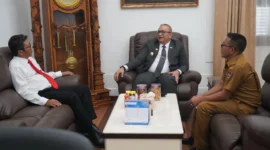 Pj Wali Kota Padang Andree Algamar menerima kunjungan Kepala OJK Sumbar Roni Nazra di ruang kerjanya, Kantor Balaikota lama, Senin (1/7/2024). (Foto: Prokopim Padang)