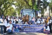 Pj Wako Padang Andree Algamar didampingi Pj Ketua TP PKK Vanny Andree Algamar melepas kontingen PKK Kota Padang mengikuti Jambore Kader PKK Berprestasi Tingkat Sumbar, Senin (15/7/2024). 